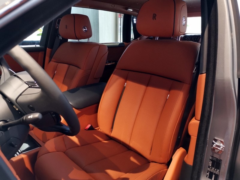 劳斯莱斯 幻影长轴版 明珠银/阿玛尼亚克棕/黑