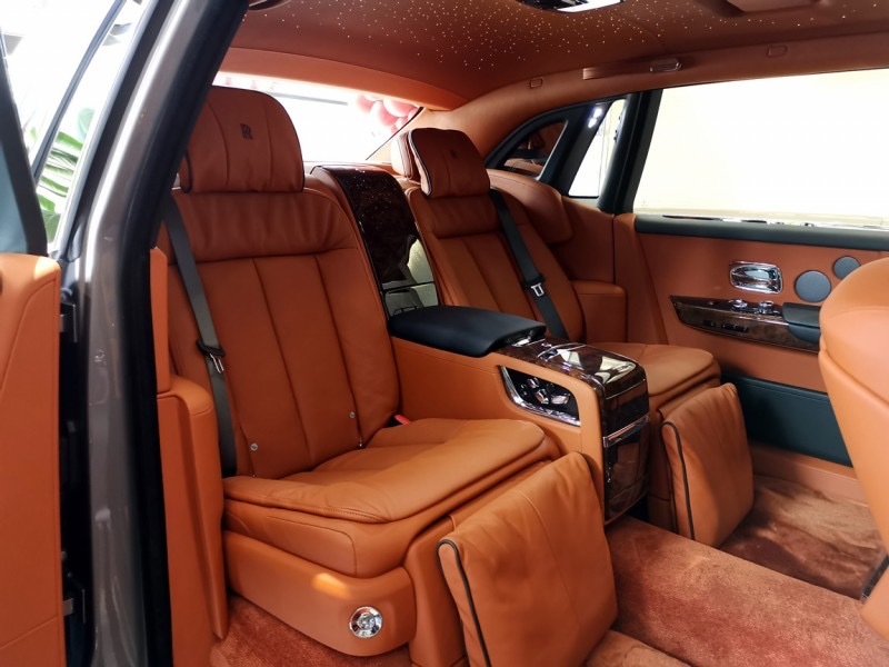 劳斯莱斯 幻影长轴版 明珠银/阿玛尼亚克棕/黑