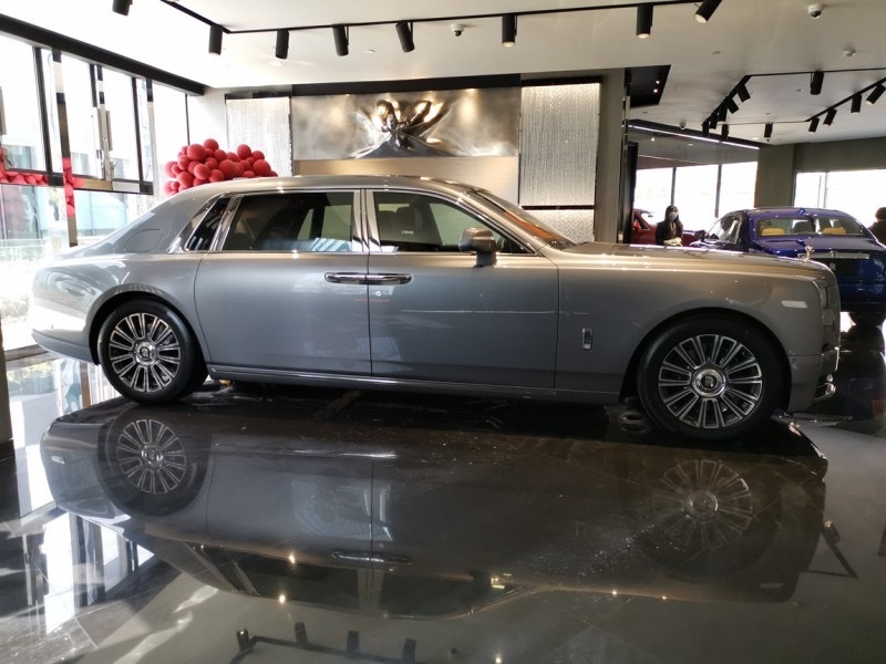 劳斯莱斯 幻影长轴版 明珠银/阿玛尼亚克棕/黑