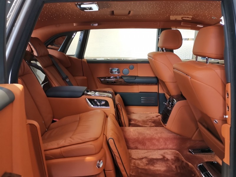 劳斯莱斯 幻影长轴版 明珠银/阿玛尼亚克棕/黑