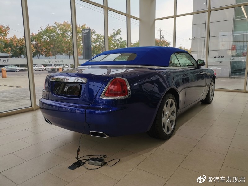 劳斯莱斯 曜影 萨拉曼卡蓝/柑橘色