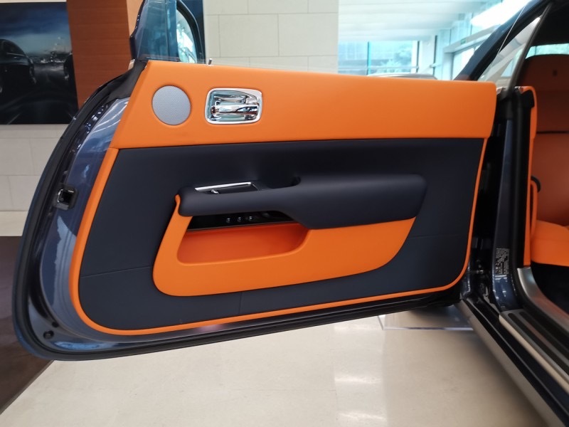 劳斯莱斯 曜影 伊瓜苏瀑布蓝/柑橘色