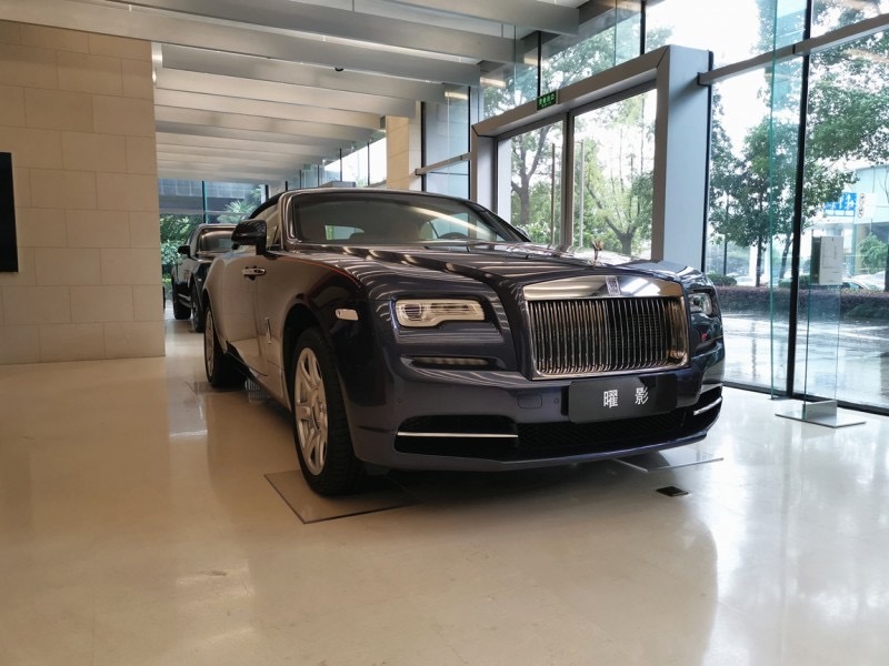 劳斯莱斯 曜影 伊瓜苏瀑布蓝/柑橘色