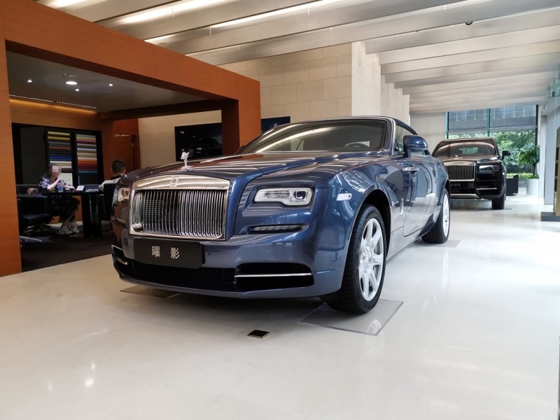 劳斯莱斯 曜影 伊瓜苏瀑布蓝/柑橘色