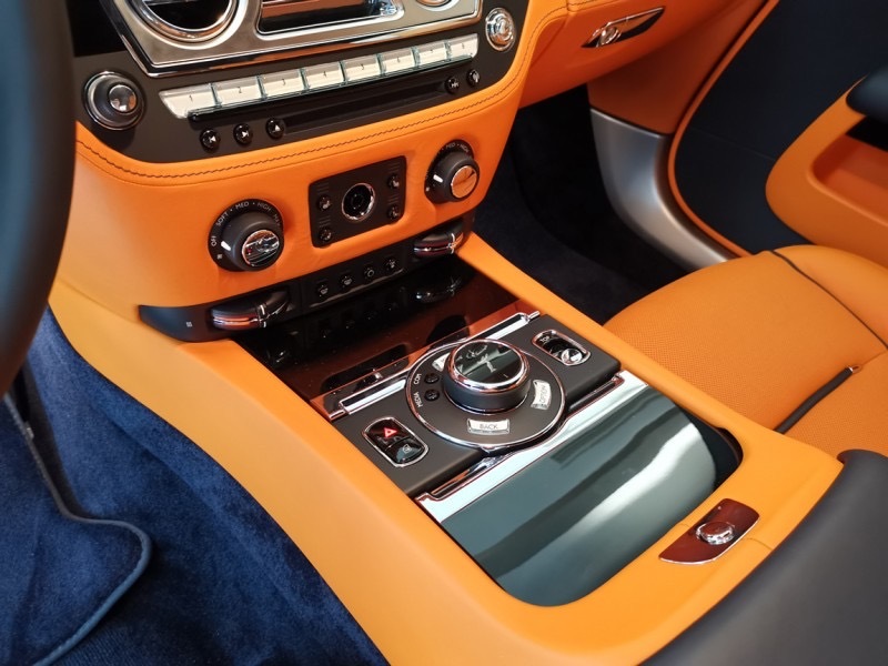 劳斯莱斯 曜影 伊瓜苏瀑布蓝/柑橘色