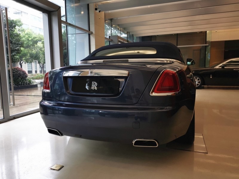 劳斯莱斯 曜影 伊瓜苏瀑布蓝/柑橘色