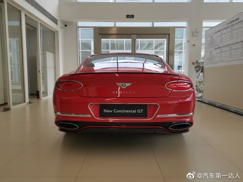 宾利欧陆 GT W12 圣詹姆斯红/黑红