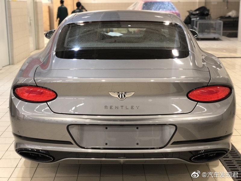 好看的汽车图片：宾利欧陆 GT W12 殿堂银/蓝内
