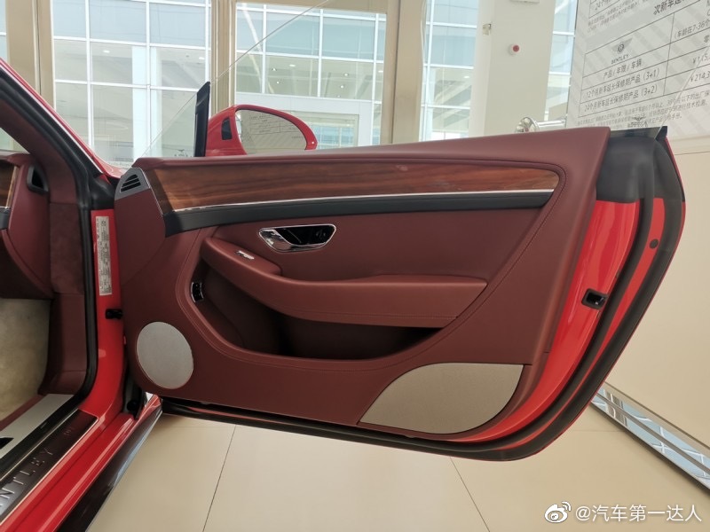 宾利欧陆 GT W12 圣詹姆斯红/黑红