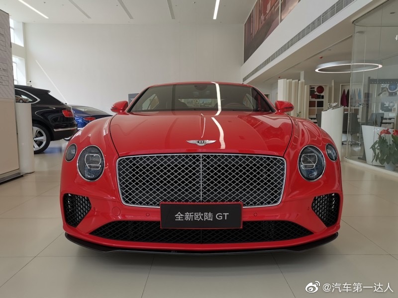 宾利欧陆 GT W12 圣詹姆斯红/黑红