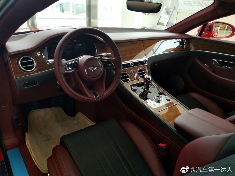 宾利欧陆 GT W12 圣詹姆斯红/黑红