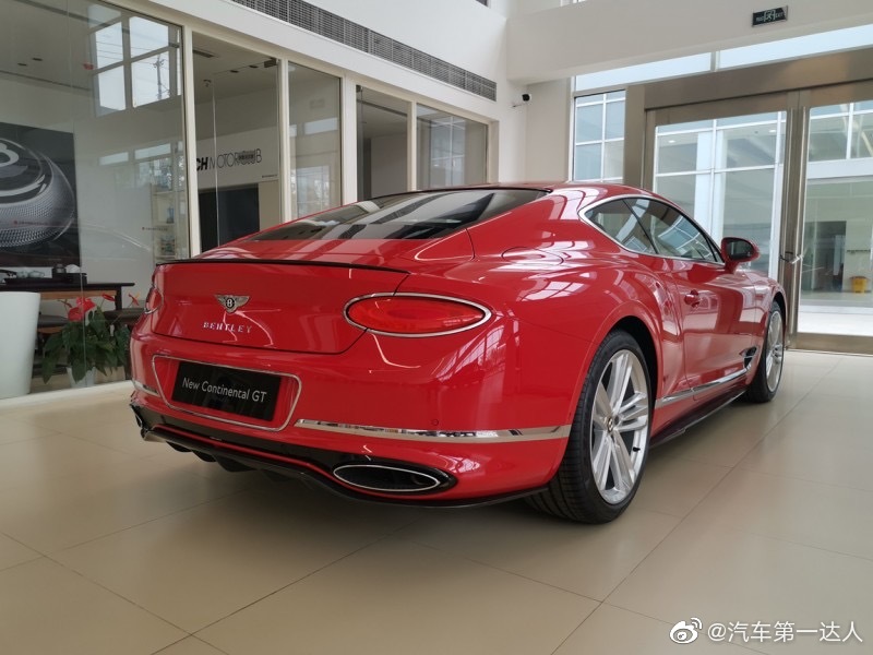 宾利欧陆 GT W12 圣詹姆斯红/黑红