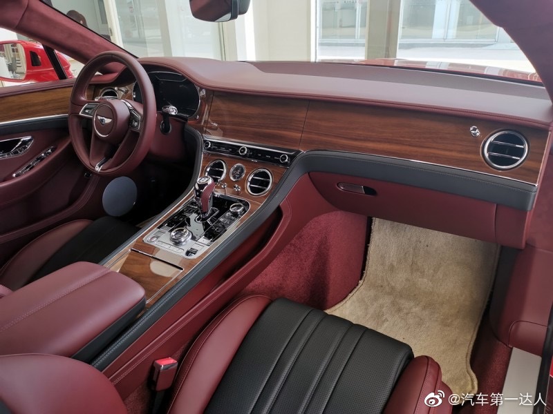 宾利欧陆 GT W12 圣詹姆斯红/黑红