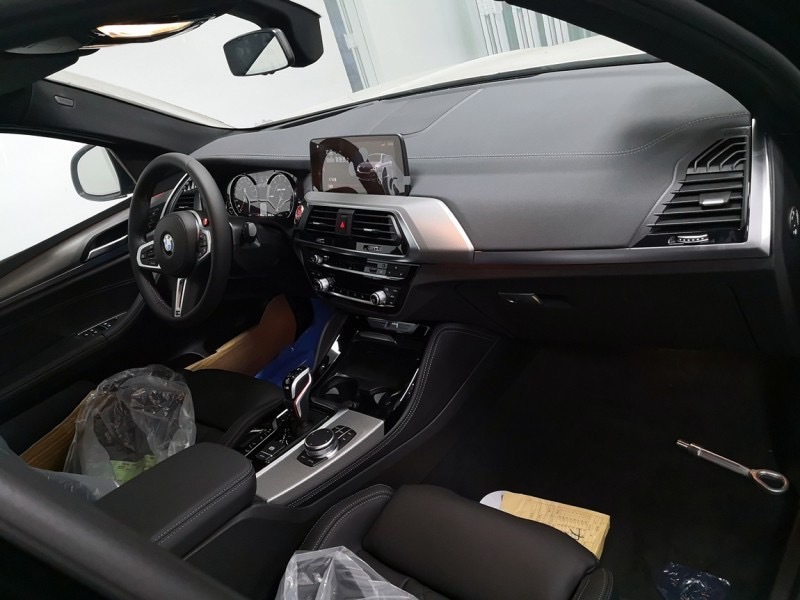 汽车美图：宝马 X4M 标准版 宝石青/黑内