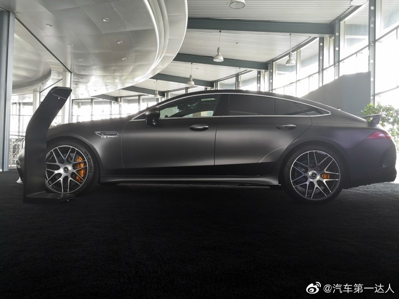 奔驰 GT63S AMG 先行版 石墨灰/黑内