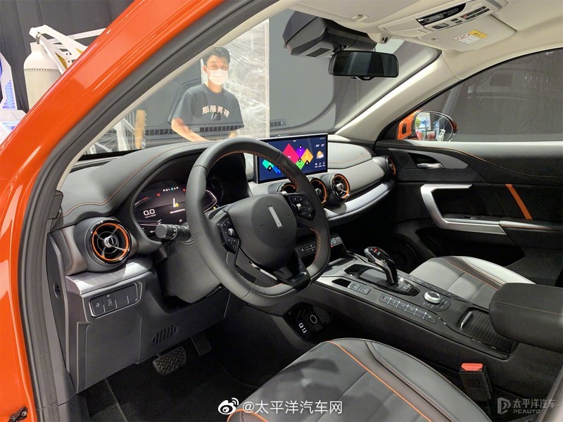 在2020广州车展上，我们前方拍摄团队拍摄到VV5元气橙版