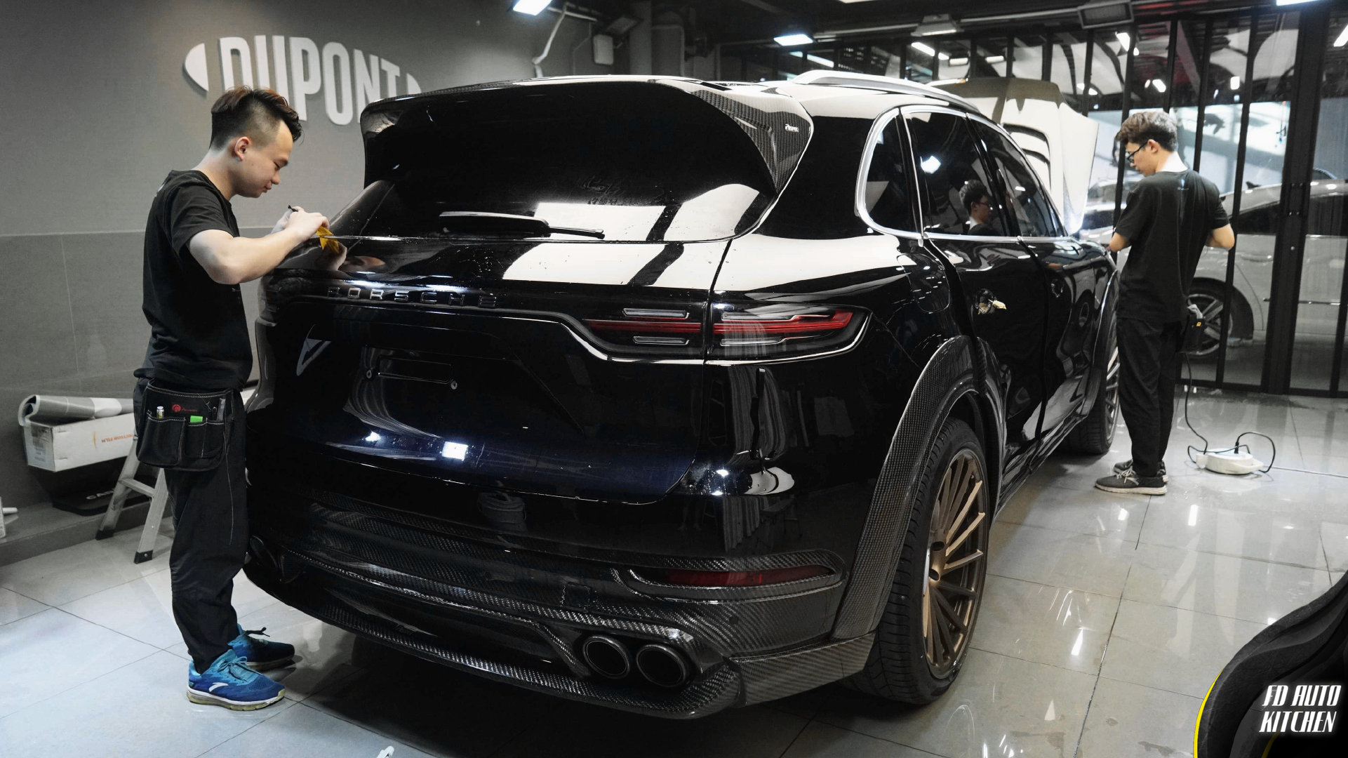 Porsche Cayenne 装贴前浅后深灯膜，小小点缀，更具战斗感！