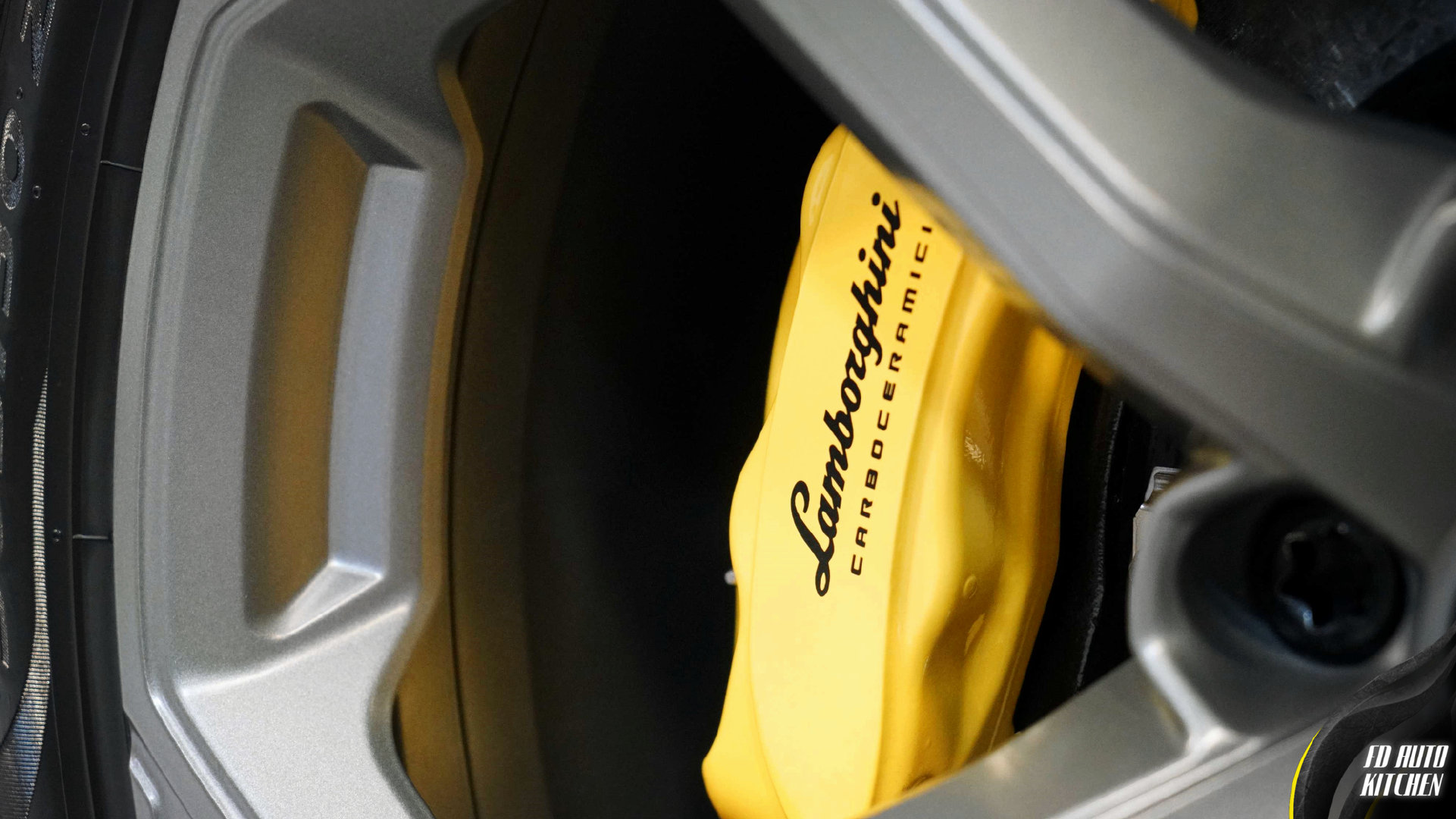 Lamborghini Huracan EVO RWD 升级碳陶瓷刹车！