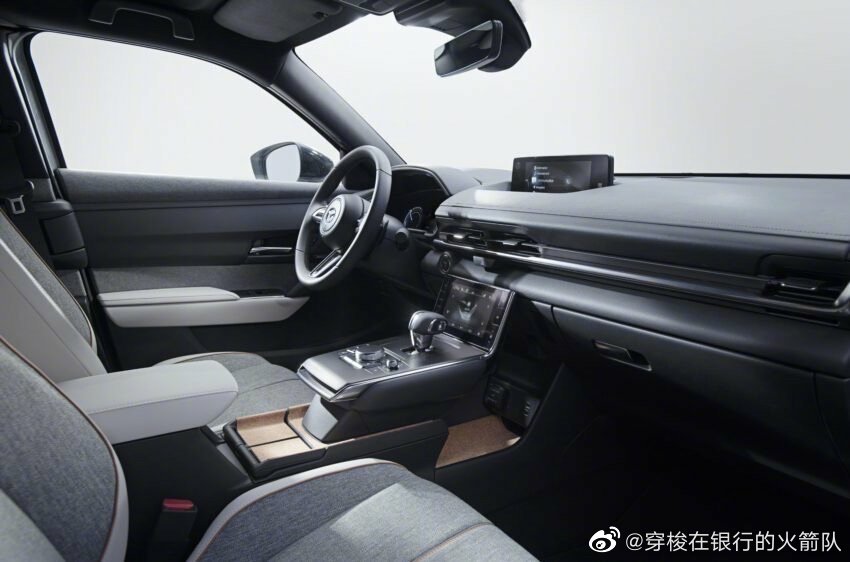 去年十月份马自达发布了全新的纯电车型MX-30