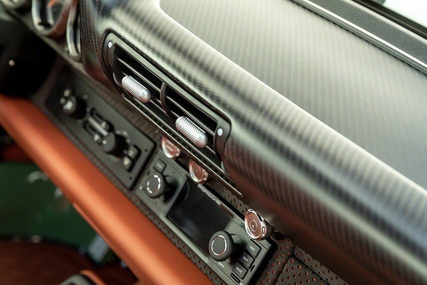 一台绿色手动挡保时捷碳纤维件的加装显得整辆车十分年轻