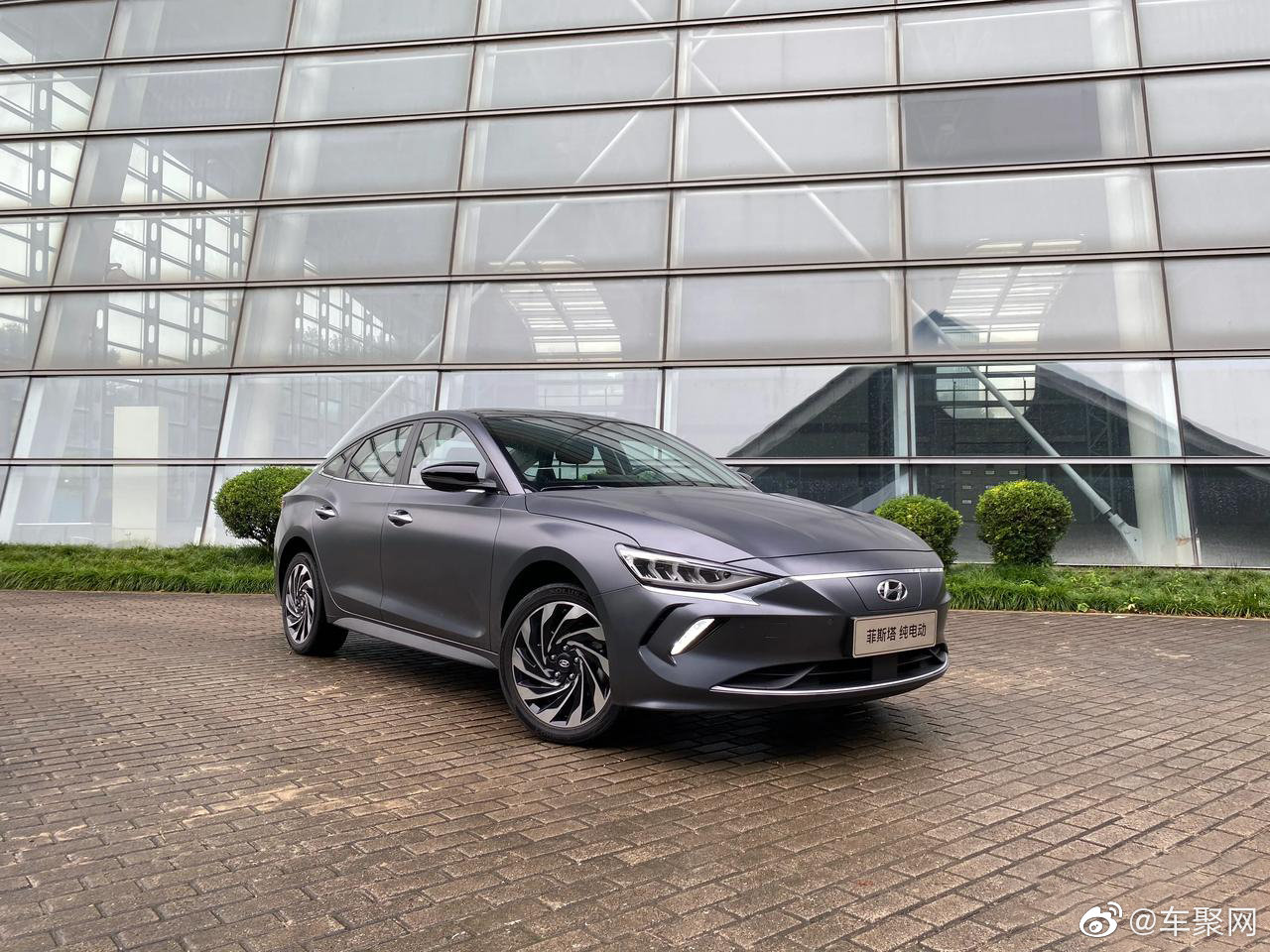 现代菲斯塔EV官方续航490km，而充满电显示435km