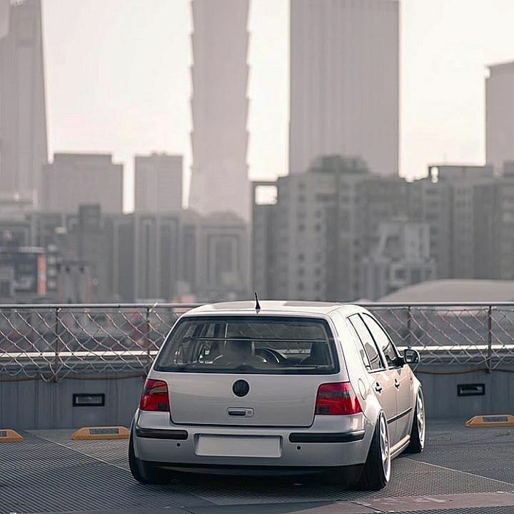 大众高尔夫MK4，改低趴姿态。一低遮百丑，况且MK4本身就很美。