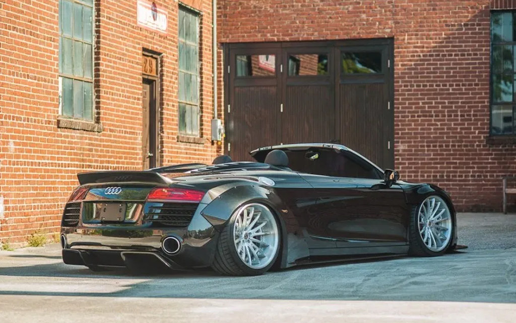 一台姿态路线的奥迪R8敞篷版，简直要炸了