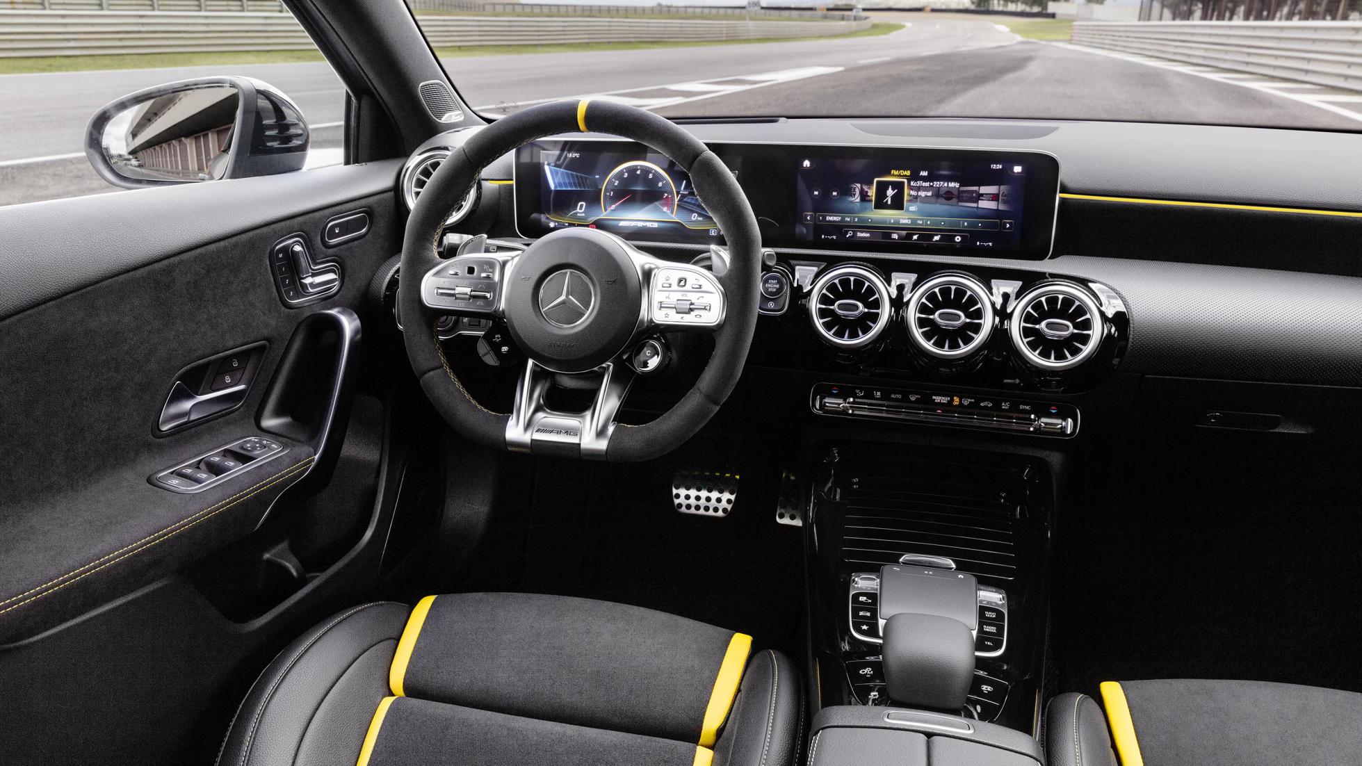 9 奔驰cla 45 amg 繁华的市区,晚上总有那么几辆在高架穿插