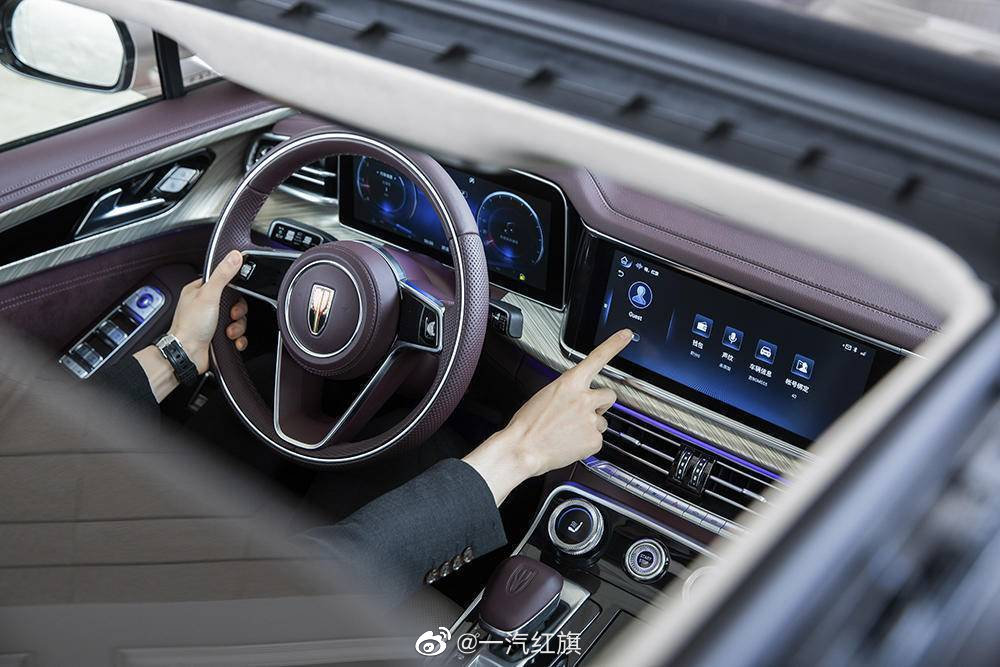 图一为香槟金色红旗H9，第一次见，没有黑色大气，但会更典雅