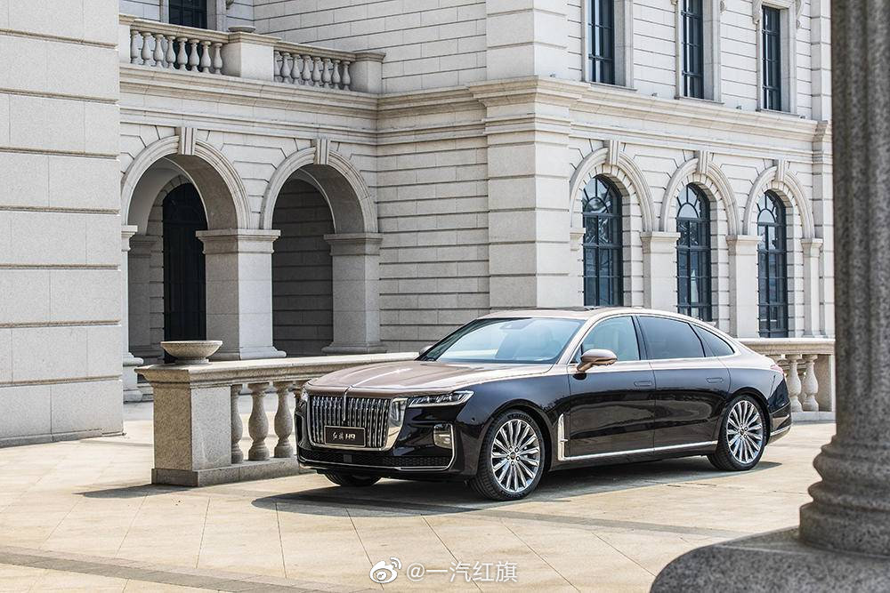 图一为香槟金色红旗H9，第一次见，没有黑色大气，但会更典雅