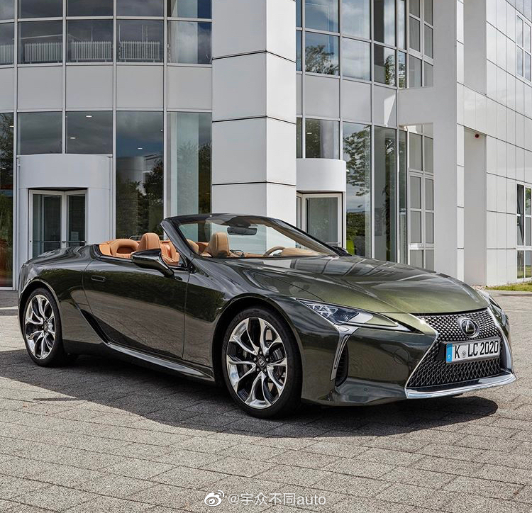 2020款雷克萨斯 LC500 敞篷版 前脸比之前那一款更尖锐犀利了。