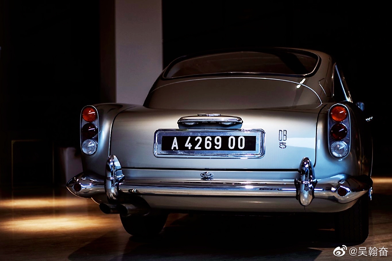 《无暇赴死》007邦德座驾 阿斯顿马丁db5 跨越时空的美-新浪汽车