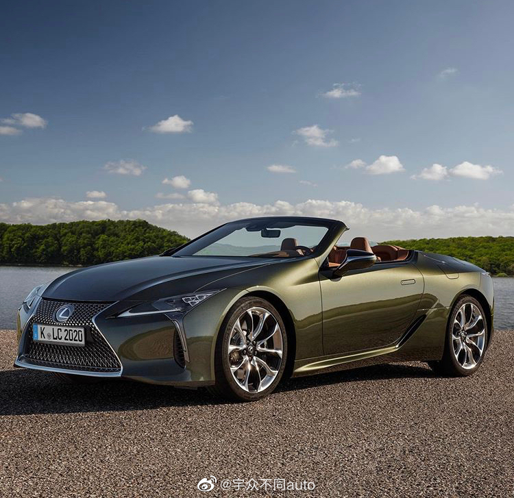 2020款雷克萨斯 LC500 敞篷版 前脸比之前那一款更尖锐犀利了。