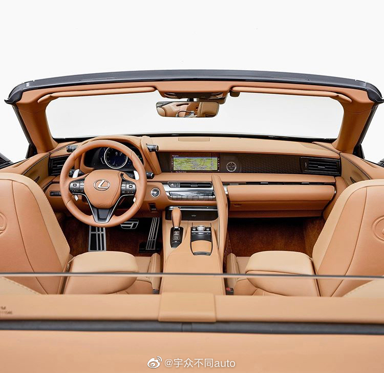 2020款雷克萨斯 LC500 敞篷版 前脸比之前那一款更尖锐犀利了。