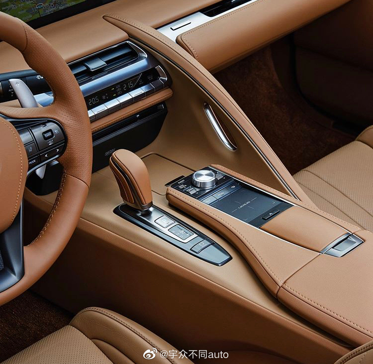 2020款雷克萨斯 LC500 敞篷版 前脸比之前那一款更尖锐犀利了。