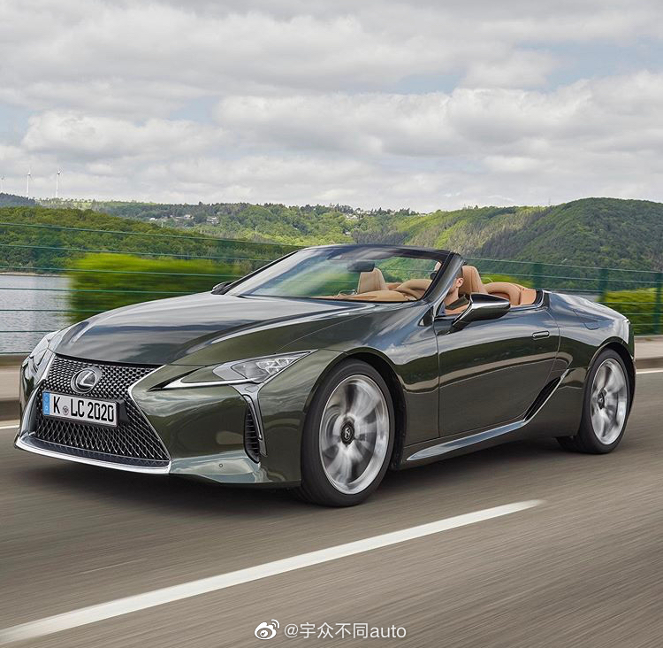 2020款雷克萨斯 LC500 敞篷版 前脸比之前那一款更尖锐犀利了。