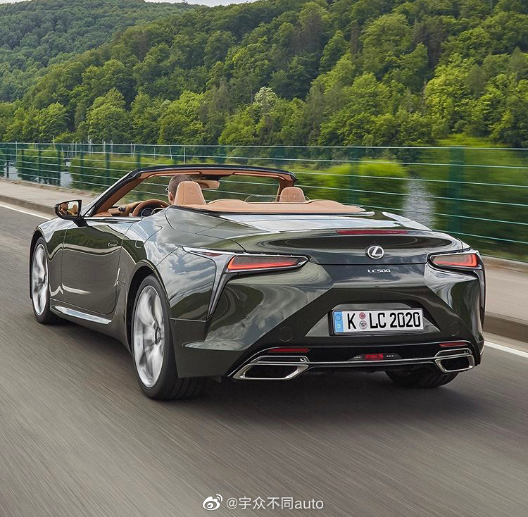 2020款雷克萨斯 LC500 敞篷版 前脸比之前那一款更尖锐犀利了。