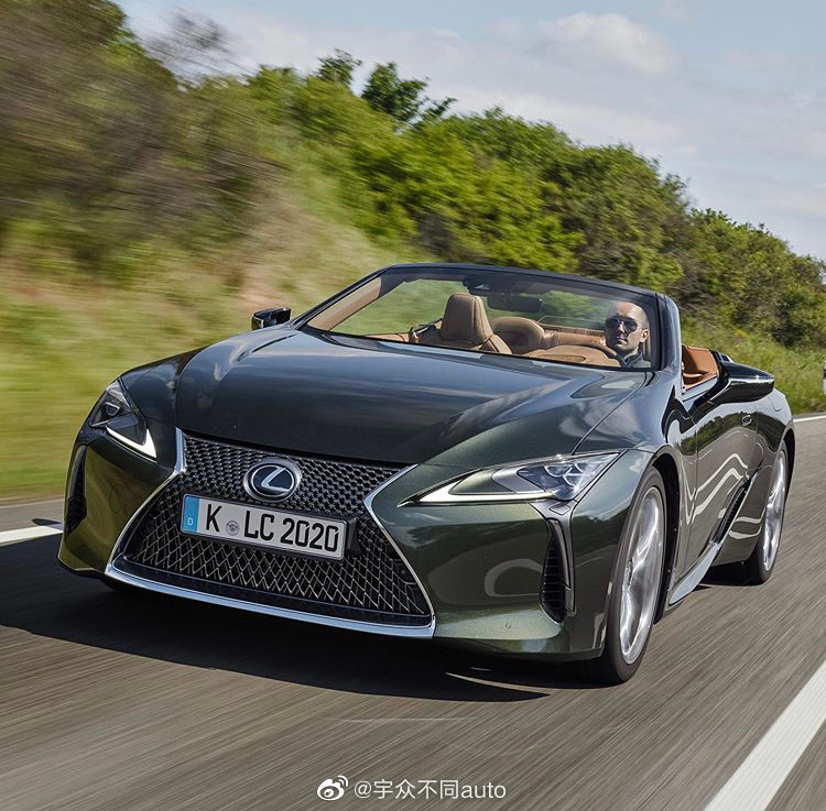 2020款雷克萨斯 LC500 敞篷版 前脸比之前那一款更尖锐犀利了。