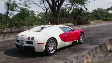 红白双色布加迪Veyron 16.4 。