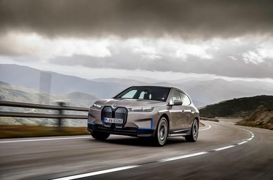 好看的汽车图片：宝马中大型电动SUV iX来了