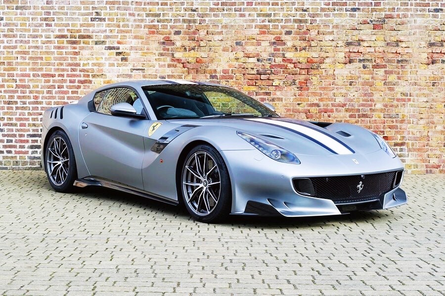Ferrari F12 TDF 外观帅气，车身颜色不错