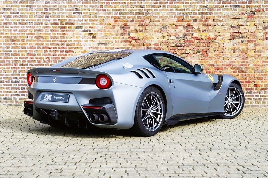 Ferrari F12 TDF 外观帅气，车身颜色不错
