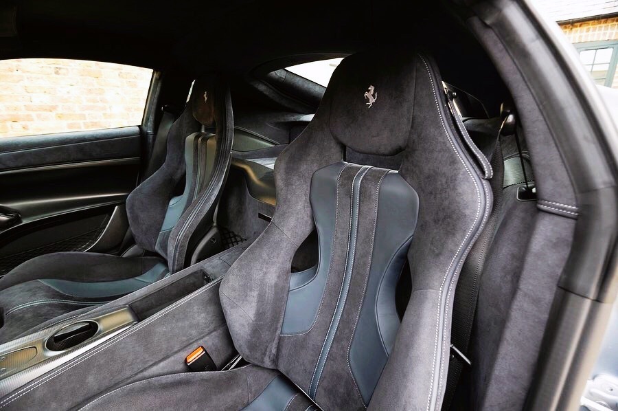 Ferrari F12 TDF 外观帅气，车身颜色不错