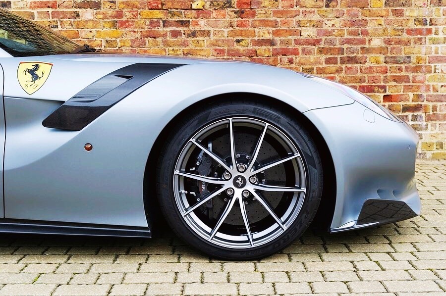 Ferrari F12 TDF 外观帅气，车身颜色不错