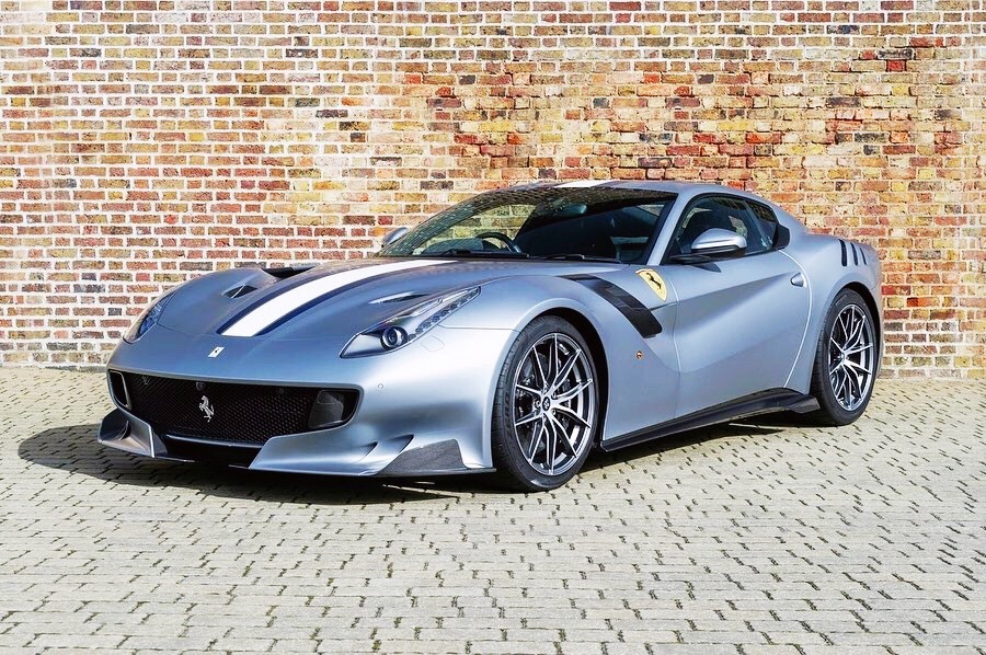 Ferrari F12 TDF 外观帅气，车身颜色不错