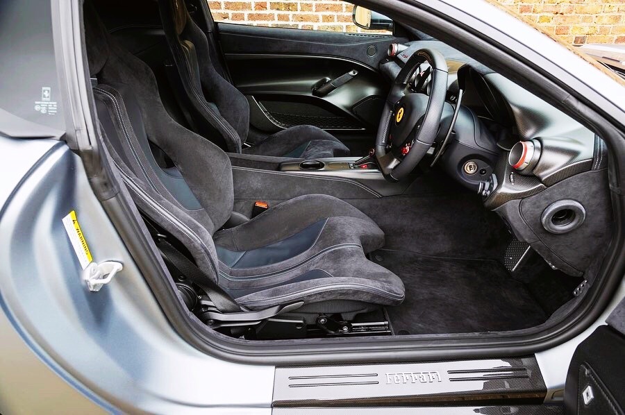 Ferrari F12 TDF 外观帅气，车身颜色不错