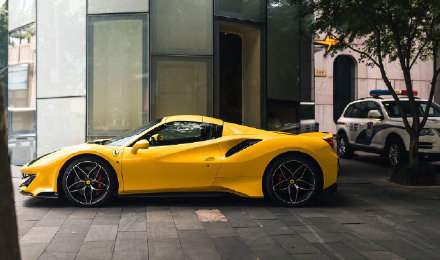 Ferrari Pista Spider 太漂亮了，帅气十足！