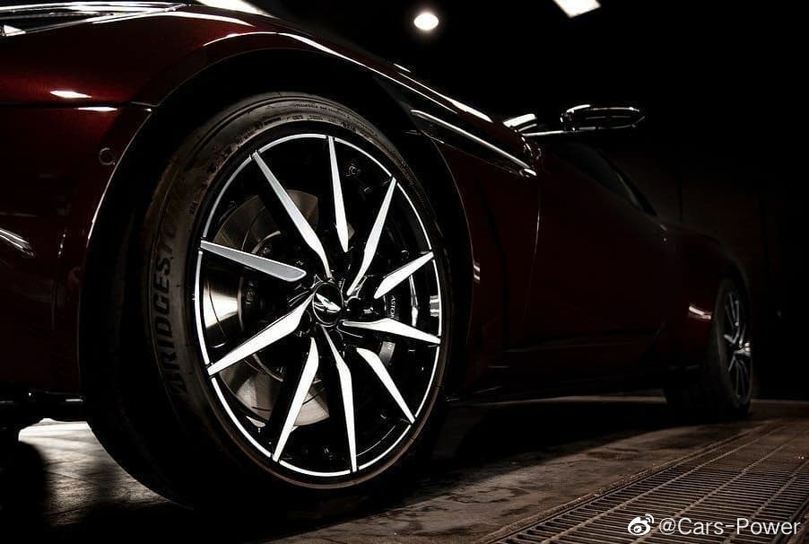 一杯迷醉陈酿 阿斯顿马丁DB11