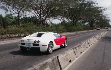 红白双色布加迪Veyron 16.4 。