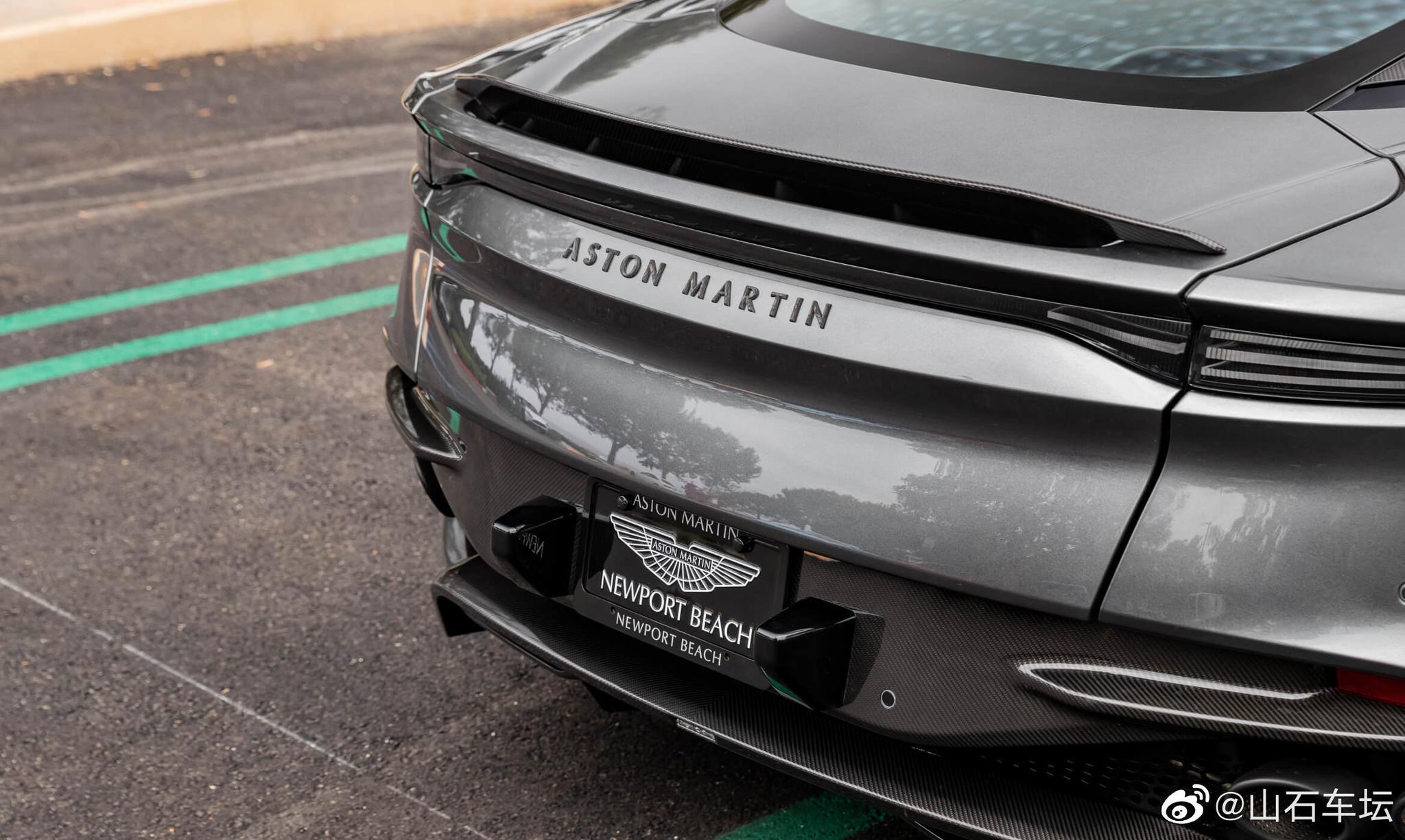 汽车美图：阿斯顿马丁DBS灰色真帅